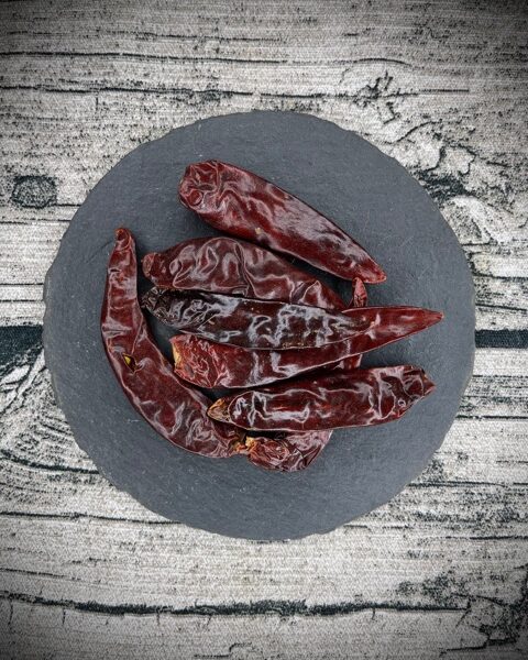 Chillies ganz, große und kleine Schoten