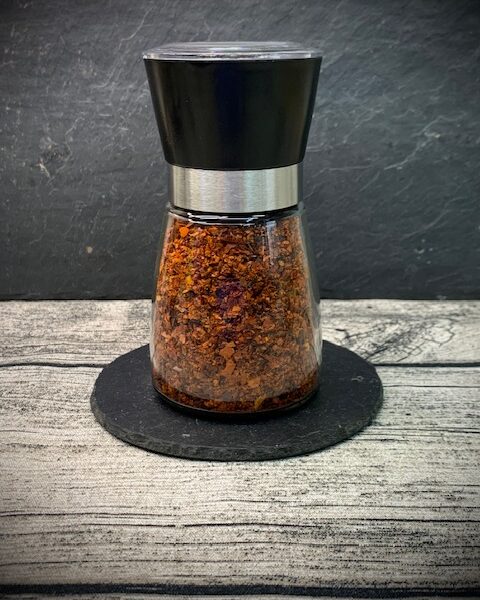 Gewürzmühle mit Chillies